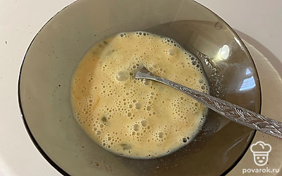 Перемешайте яичную смесь до однородности.