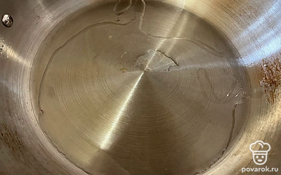 Сковороду с мажьте растительным маслом и поставьте на умеренный огонь.