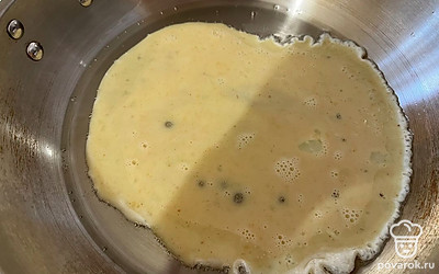 В разогретое масло вылейте яичную смесь.