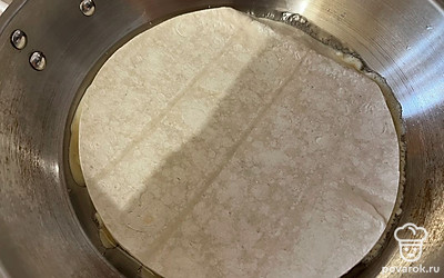 Яичную смесь накройте лавашем. Обжаривайте продукты до готовности яичной смеси, примерно 5 минут.