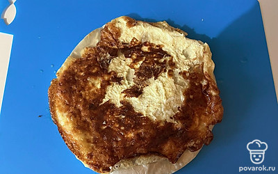 Готовую яичную лепешку снимите со сковороды.