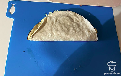 Накройте начинку второй частью лепешки.