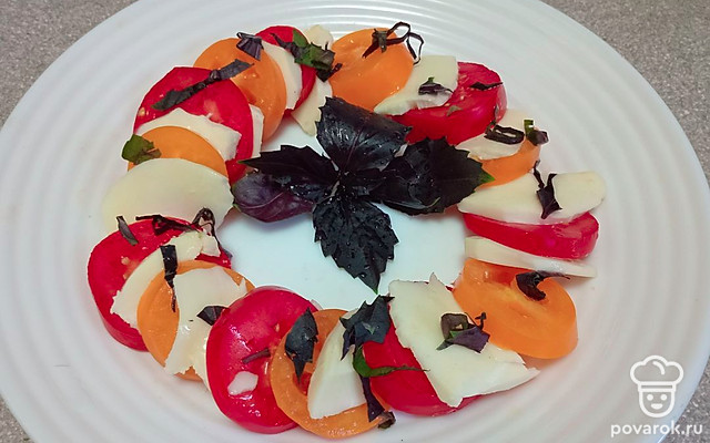 Салат «Капрезе» с желтыми и красными помидорами — Рецепт с фото