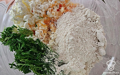 В отдельной емкости смешайте творог, яйцо, муку и укроп, посолите по вкусу. Хорошо перемешайте. Натрите сыр на крупной терке. 