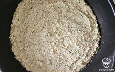 Выложите получившуюся смесь на сковороду, распределите равномерно. Жарьте на среднем огне с двух сторон до румяной корочки примерно по 5 минут с каждой стороны. 