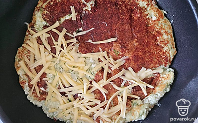 Когда перевернете лепешку, выложите сыр на одну из половин. Сложите лепешку пополам. 