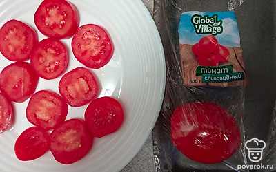 Нарежьте красные помидоры кружочками.