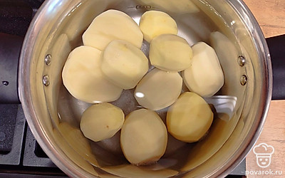 Для начала приготовьте картофельное пюре. Картофель очистите, промойте. Залейте чистой водой. Добавьте 1 столовую ложку соли. Варите на умеренном огне до готовности. 