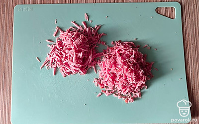 Приступите к приготовлению начинки кыстыбыя. Вареную и копченую колбасу натрите на крупной терке.