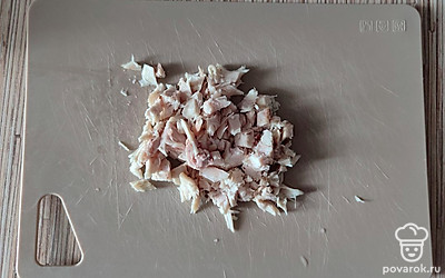 Вареное куриное мясо нарежьте на небольшие кусочки.