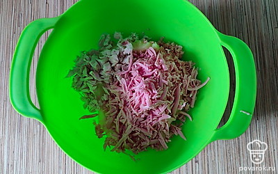 В небольшую емкость выложите картофельное пюре, натертую колбасу и нарезанное куриное мясо. Все эти ингредиенты хорошенько перемешайте.