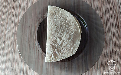 Другой стороной лаваша закройте ее.