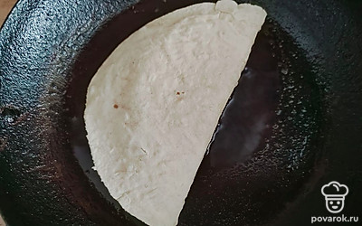 Готовьте кыстыбый на сковороде на растительном масле с двух сторон. Томите до румяной, хрустящей корочки.