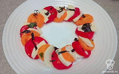 Посыпьте нарезанным базиликом.