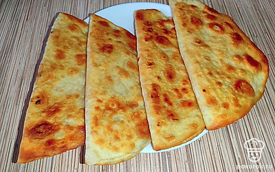 Готовые пирожки красиво выложите на тарелочке и подавайте на стол.