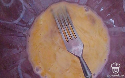 Яйцо взболтайте, вылейте на предварительно разогретую сковороду. При необходимости смажьте сковороду растительным маслом. 