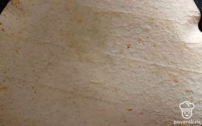 Сверху, пока яйцо не схватилось, накройте его тортильей. Можно немного покрутить лепешку на сковороде, чтобы распределить яйцо. 