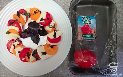 Подавайте салат, украсив веточкой базилика. Салат можете досолить.