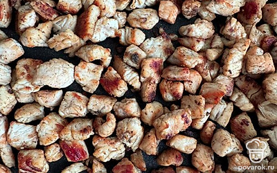 Индейку мелко нарежьте, посолите. Обжарьте на небольшом количестве масла. Можно и без него, если позволяет сковорода. Томите 15 минут. 