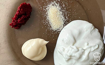 Для соуса смешайте сметану, майонез, аджику по вкусу, сухой чеснок. Туда же сразу отправьте мелко нарезанные овощи. Если не любите майонез, можно его не добавлять.