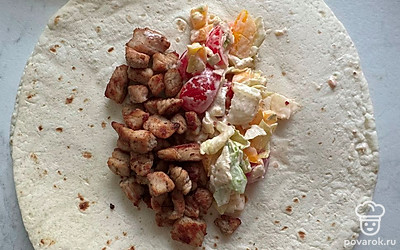 На тортилью выложите салат и индейку. Скрутите в конвертик. Чтобы края лучше скрепились, смочите их водой. 