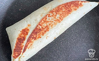 Обжарьте лепешку на сухой сковороде с обеих сторон, без масла. 