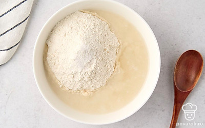 Отложите 1 ст.л. муки для раскатки теста. Всыпьте ¼ ч.л. соли в миску с оставшейся просеянной мукой, перемешайте. Налейте в миску воду и вымесите сначала ложкой, потом руками плотное и упругое тесто.