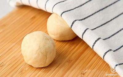 Налейте 1 ст.л. растительного масла на рабочую поверхность. Выложите на масло тесто и помесите его еще около 5-7 минут. Разделите тесто на 4 части, прикройте полотенцем до тех пор, пока тесто не понадобится. 