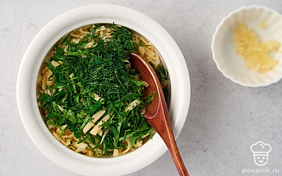 Мелко порубите чеснок, укроп и петрушку. Крупно натрите сыр. Соедините в чистой миске сыр и зелень, хорошенько перемешайте.