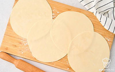 Присыпьте чистый стол мукой, выложите на него один кусочек теста. Раскатайте его в пласт толщиной не более 1 мм. Таким же образом раскатайте все оставшиеся части теста. 