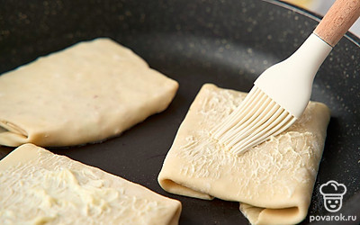 Разогрейте на среднем огне чистую сухую сковороду. Положите в нее лепешку, промажьте ее маленьким кусочком сливочного масла. Жарьте лепешку 1-2 минуты, переверните, снова помажьте маслом и обжаривайте еще 1-2 минуты.