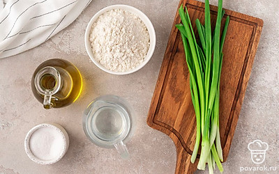 Помойте зеленый лук. Просейте муку. Вскипятите воду.