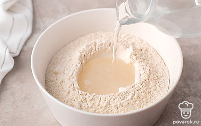 Смешайте в глубокой миске при помощи ложки муку с солью и 0,5 стакана кипятка. Когда эта смесь немного остынет, замесите тесто руками. Вымешивайте его не меньше 5 минут до получения эластичной однородной консистенции.