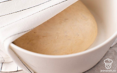 Накройте тесто полотенцем и уберите в теплое место на 30 минут.