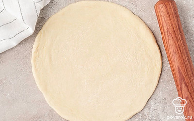 Разделите тесто на 3 равные части. Каждую часть раскатайте в очень тонкий пласт.