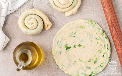 Сверните лепешку трубочкой, заверните в тугую спираль и снова раскатайте в тонкий пласт. Повторите шаги 4 и 5 еще 1-2 раза, добавляя каждый раз масло и зеленый лук.