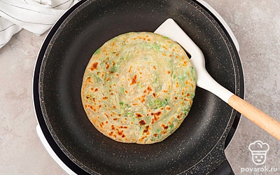 Раскалите сковороду. Обжарьте лепешки по 3-4 минуты с каждой стороны на среднем огне.