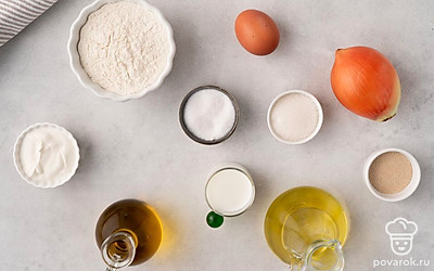 Вымойте и почистите лук. Помойте и обсушите бумажной салфеткой яйцо. Просейте муку. Подготовьте сотейник, миску, сковороду, 2-3 чистых тканевых полотенца, силиконовую кисточку. Застелите противень пергаментной бумагой. 