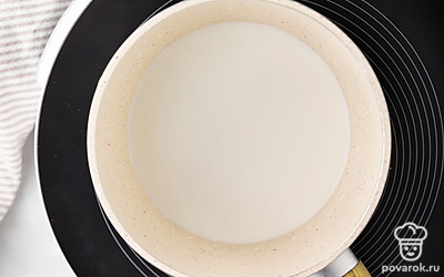 Налейте молоко в сотейник, поставьте его на средний огонь и подогрейте до теплого состояния или до температуры тела.