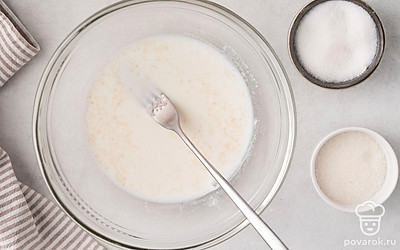 Перелейте теплое молоко в миску. Всыпьте к нему сухие дрожжи, 2 ч.л. муки, ⅔ ч.л. сахара и половину приготовленной соли. Все размешайте, накройте миску полотенцем и оставьте в теплом месте на 15-20 минут.
