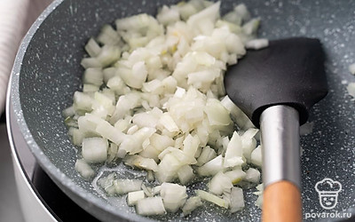 Нарежьте лук маленькими кубиками. Поставьте сковороду на огонь чуть выше среднего, налейте в нее рафинированное подсолнечное масло, хорошо разогрейте. Выложите в горячее масло нарезанный лук, обжарьте его, помешивая, 4-5 минут до карамельного цвета.