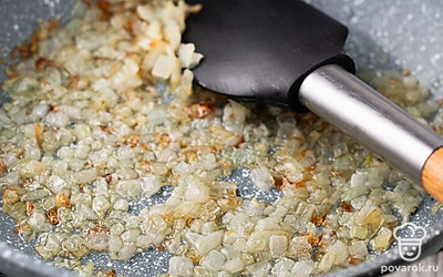 Посыпьте лук оставшимися сахаром и солью, как следует размешайте. Снимите сковороду с огня и оставьте лук остывать на 10 минут.