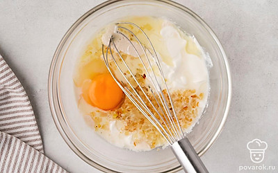 Выложите в миску с опарой, сметаной и яйцом теплый жареный лук, размешайте все лопаткой или венчиком.