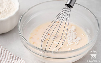 Всыпьте к смешанным ингредиентам муку тонкой струйкой, перемешивая тесто по мере подсыпания. Добавьте еще ⅓ ст.л. нерафинированного масла, вымесите руками мягкое податливое тесто. 