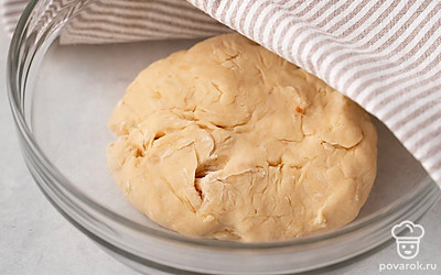 Прикройте тесто полотенцем и дайте ему подняться в теплом месте около 30 минут. Обомните тесто, снова его прикройте и дайте постоять еще 20-30 минут.