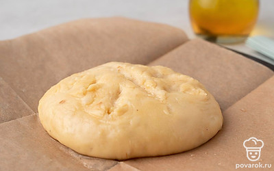 Немного приплюсните шар из теста ладонями, придавая ему форму круглого каравая. Смажьте каравай ⅓ ст. л. нерафинированного масла с помощью силиконовой кисточки.