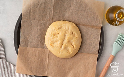 Разогрейте духовку до 200°C. Надрежьте заготовку из теста в 3-4 местах. Поставьте каравай в духовку и выпекайте в течение 30 минут. Достаньте готовый луковый хлеб из духовки, накройте его чистым полотенцем и остудите 20-30 минут.