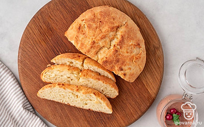 Нарежьте теплый луковый хлеб крупными ломтиками и намажьте их мясным паштетом. 