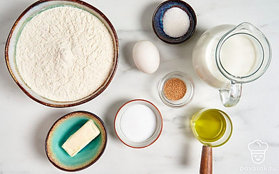 Промойте под проточной водой куриные яйца и вытрите их насухо. Просейте пшеничную муку через мелкое сито. Подготовьте глубокую миску, венчик, пищевую пленку и форму для выпекания хлеба.