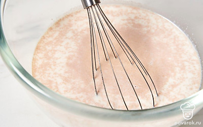 Подогрейте молоко, чтобы оно стало чуть теплым. Перелейте его в глубокую миску. Добавьте дрожжи, соль и сахар. Хорошо все перемешайте.